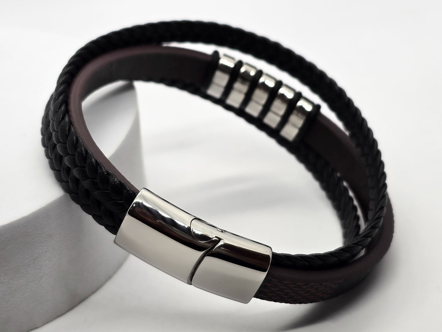 PULSERA CABALLERO PIEL NEGRA/ROSA TRIPLE 5 PLACAS ACERO; TONO PLATEADO