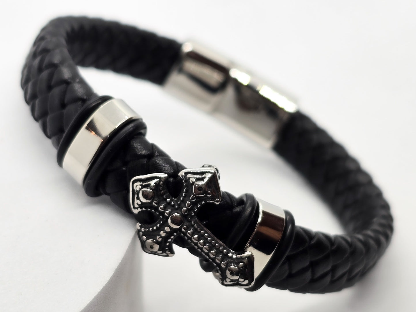 PULSERA CABALLERO PIEL NEGRA CRUZ; BROCHE ACERO; TONO PLATEADO