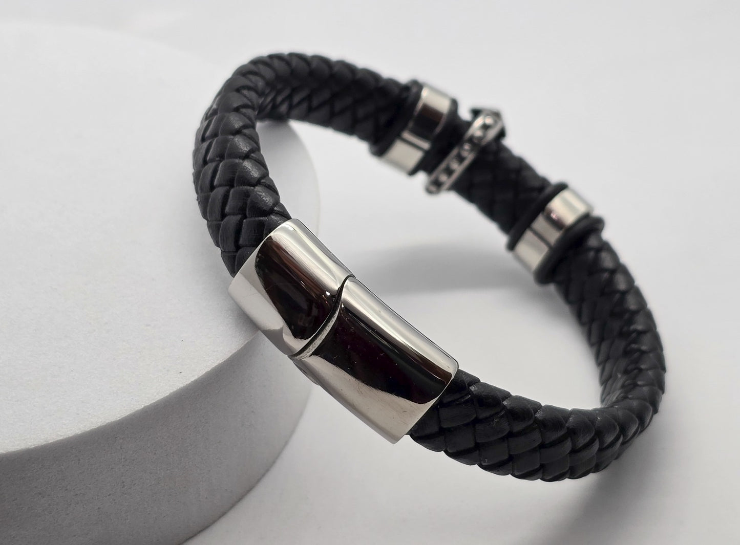 PULSERA CABALLERO PIEL NEGRA CRUZ; BROCHE ACERO; TONO PLATEADO