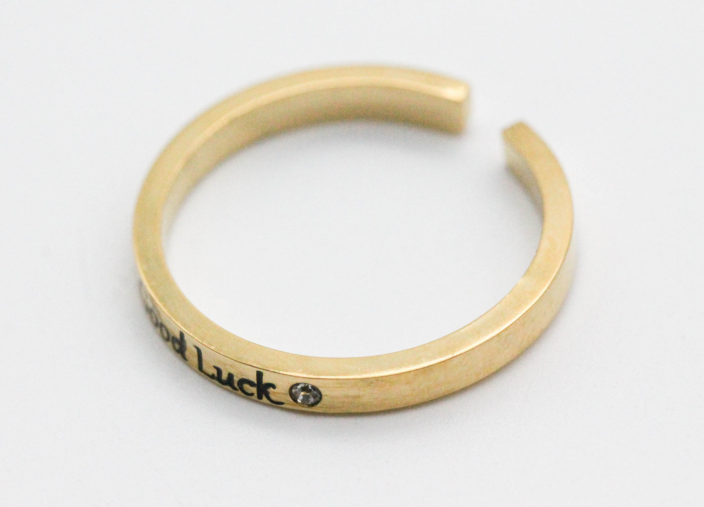 ANILLO AJUSTABLE SOLITARIO "GOOD LUCK", TONO DORADO