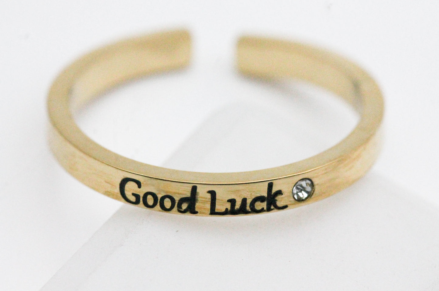 ANILLO AJUSTABLE SOLITARIO "GOOD LUCK", TONO DORADO