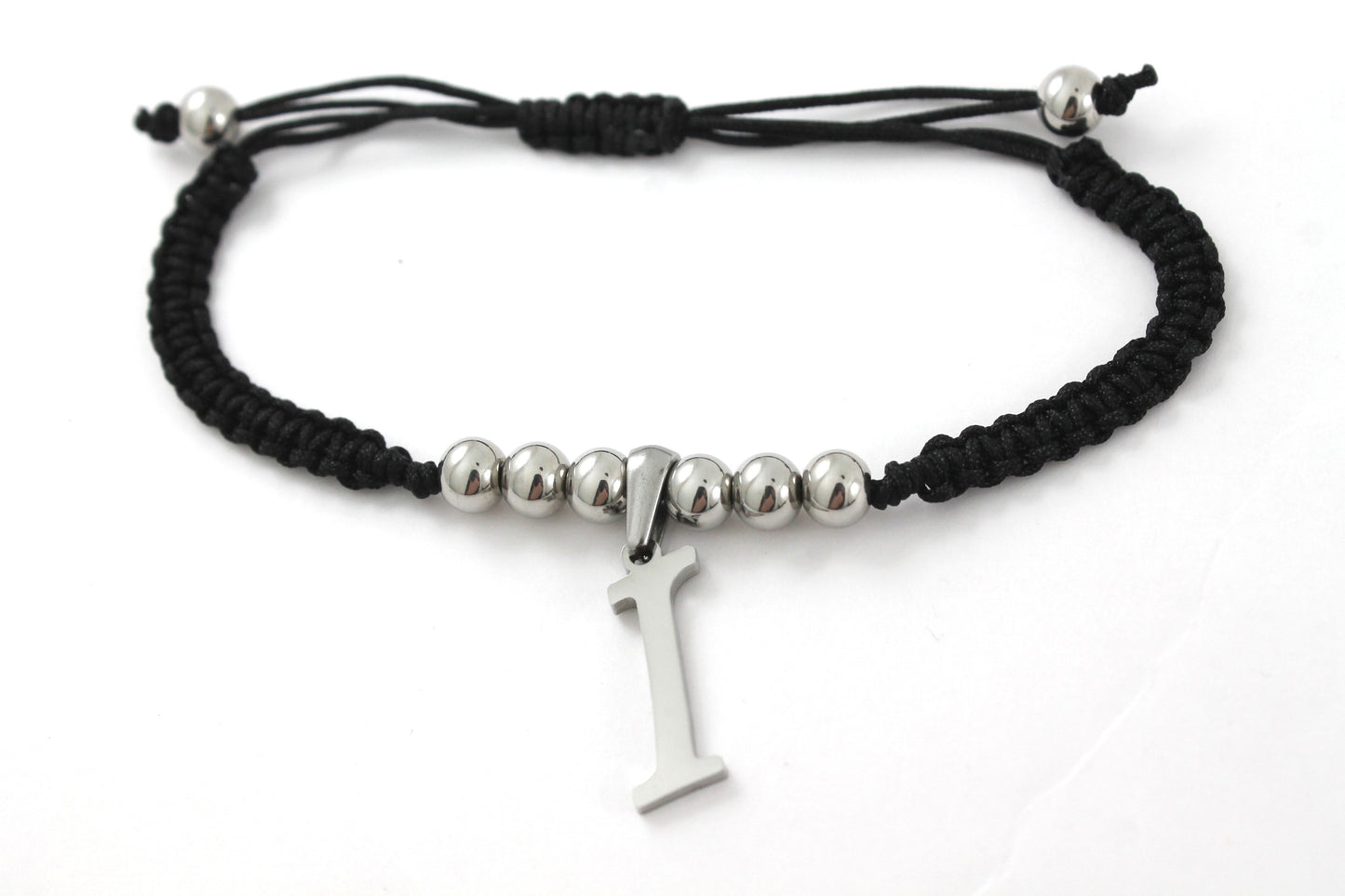 PULSERA TEJIDA NEGRA LETRA "I"