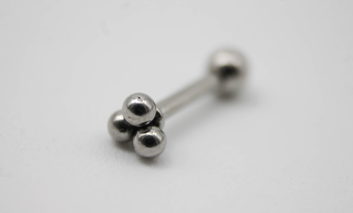 PIERCING FLOR DE 3 ESFERITAS, TONO PLATEADO