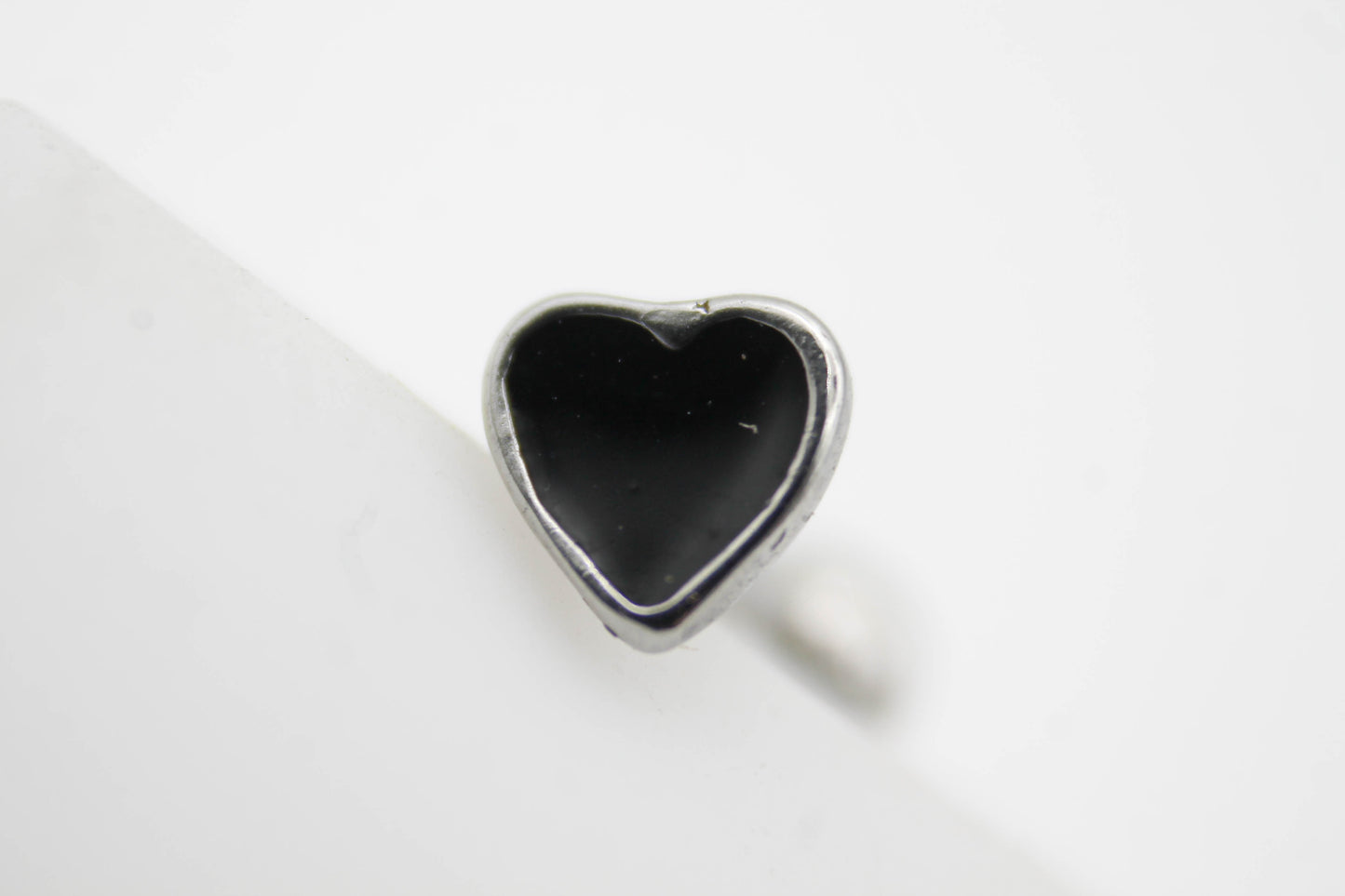 PIERCING CORAZON ESMALTE NEGRO 5MM, TONO PLATEADO