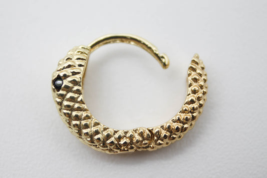 EAR CUFF PIERCING SERPIENTE CON TEXTURA, OJO NEGRO, TONO DORADO