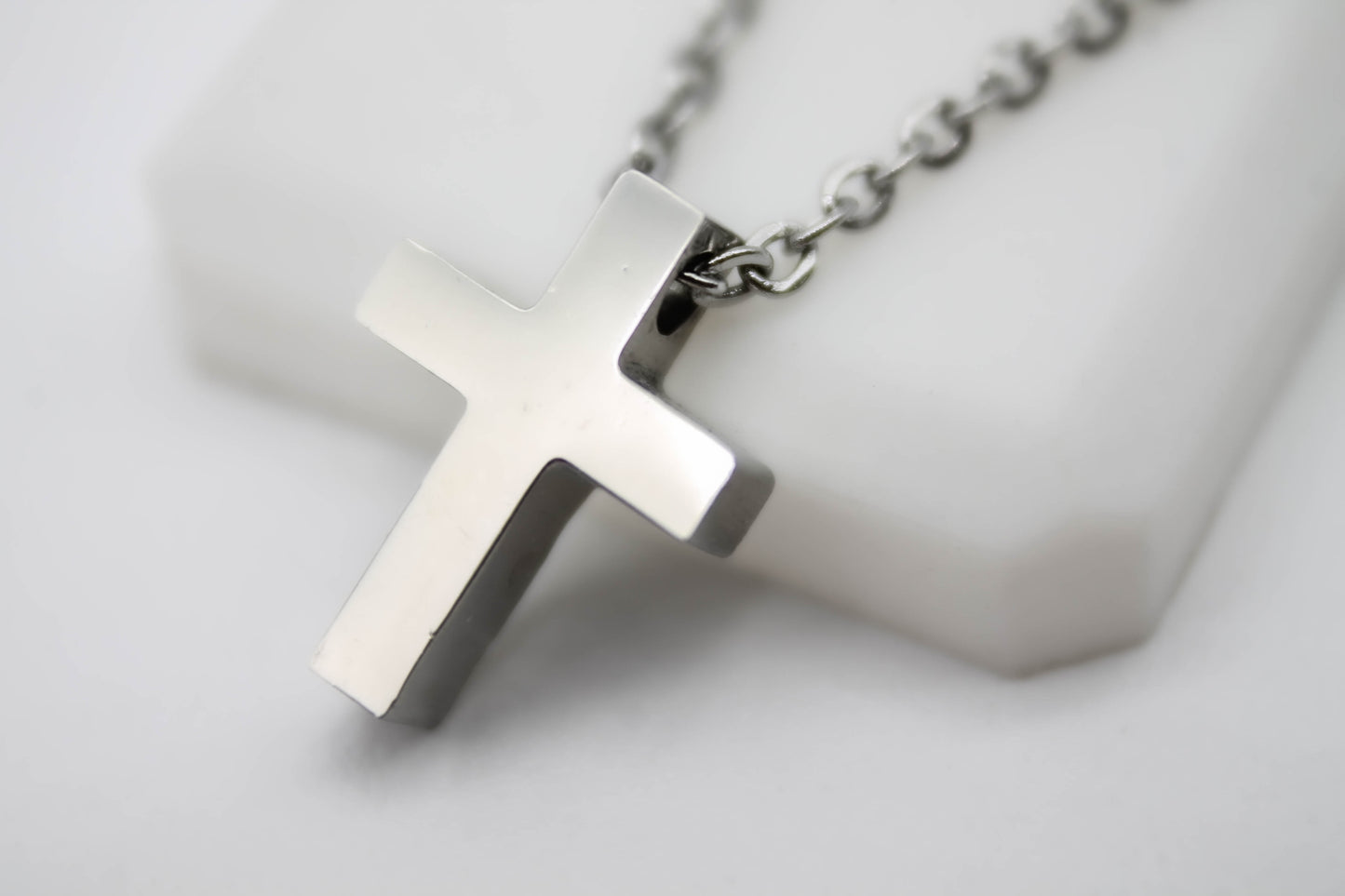 COLLAR CRUZ LISA 14MM; TONO PLATEADO