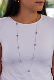 COLLAR LARGO CIRCULOS MAPAMUNDI, TONO PLATEADO
