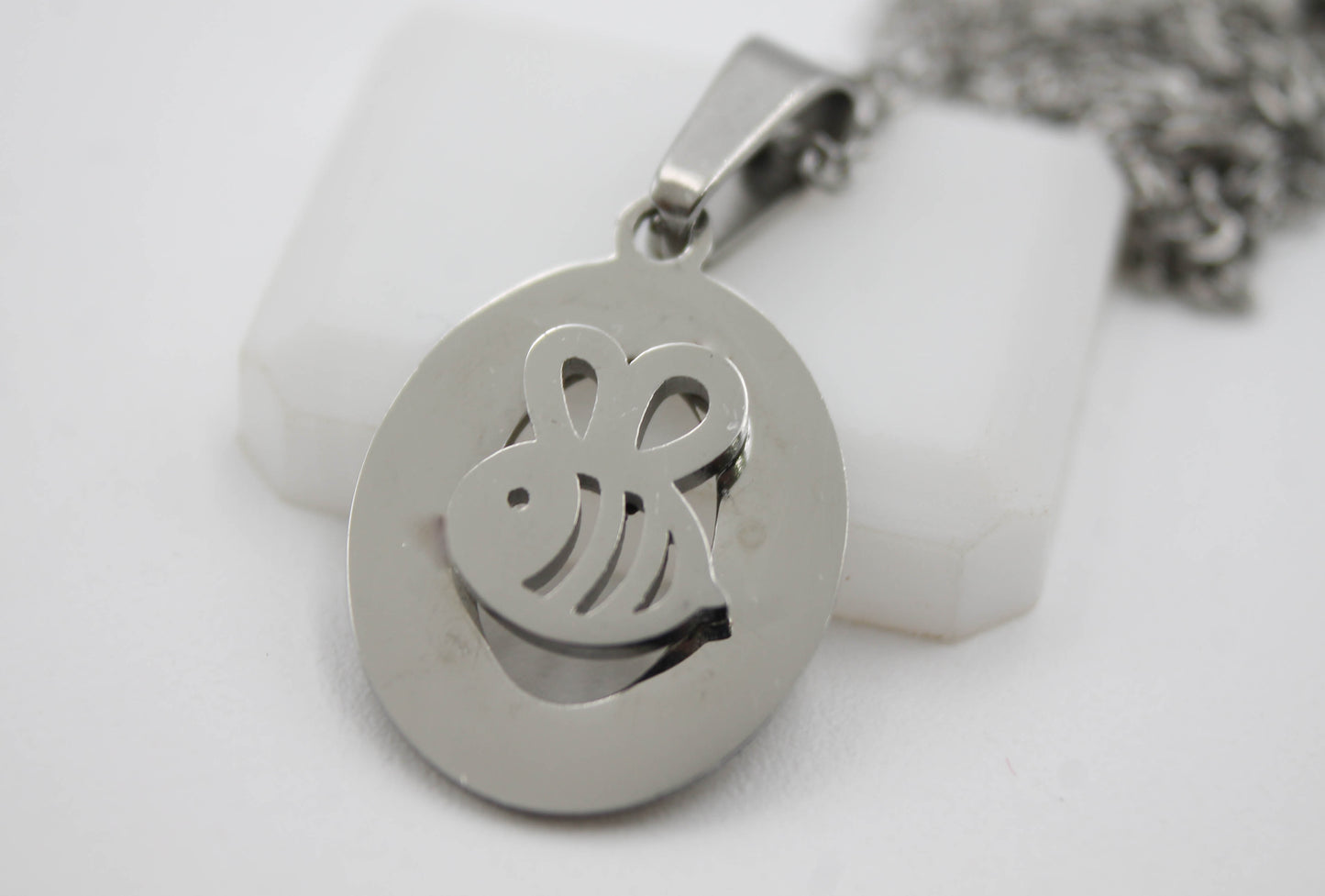 COLLAR ABEJA EN PLACA CIRCULAR