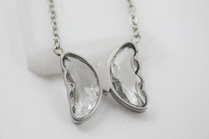 COLLAR MARIPOSA DE CRISTAL CONTEMPORANEO DISEÑO ELEGANTE GALA FIESTA ACCESORIOS NOCHE PLATEADO O DORADO ACERO QUIRURGICO INOXIDABLE 316L REGALO MUJER DETALLE CALIDAD PRODUCTOS DE IMPORTACIÓN GUADALAJARA MÉXICO ENVÍOS DAMA JUVENIL MODA TENDENCIA DISEÑO GARANTÍA