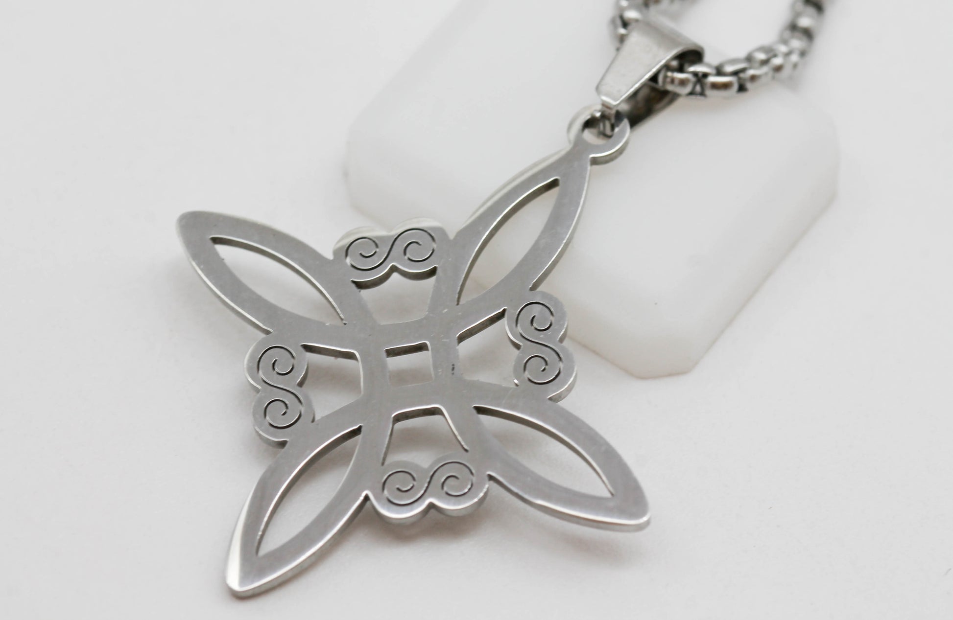 COLLAR NUDO DE BRUJA CONTEMPORANEO DISEÑO PROTECCION PODER ACCESORIOS PLATEADO ACERO QUIRURGICO INOXIDABLE 316L REGALO MUJER DETALLE CALIDAD PRODUCTOS DE IMPORTACIÓN GUADALAJARA MÉXICO ENVÍOS DAMA JUVENIL MODA TENDENCIA DISEÑO GARANTÍA