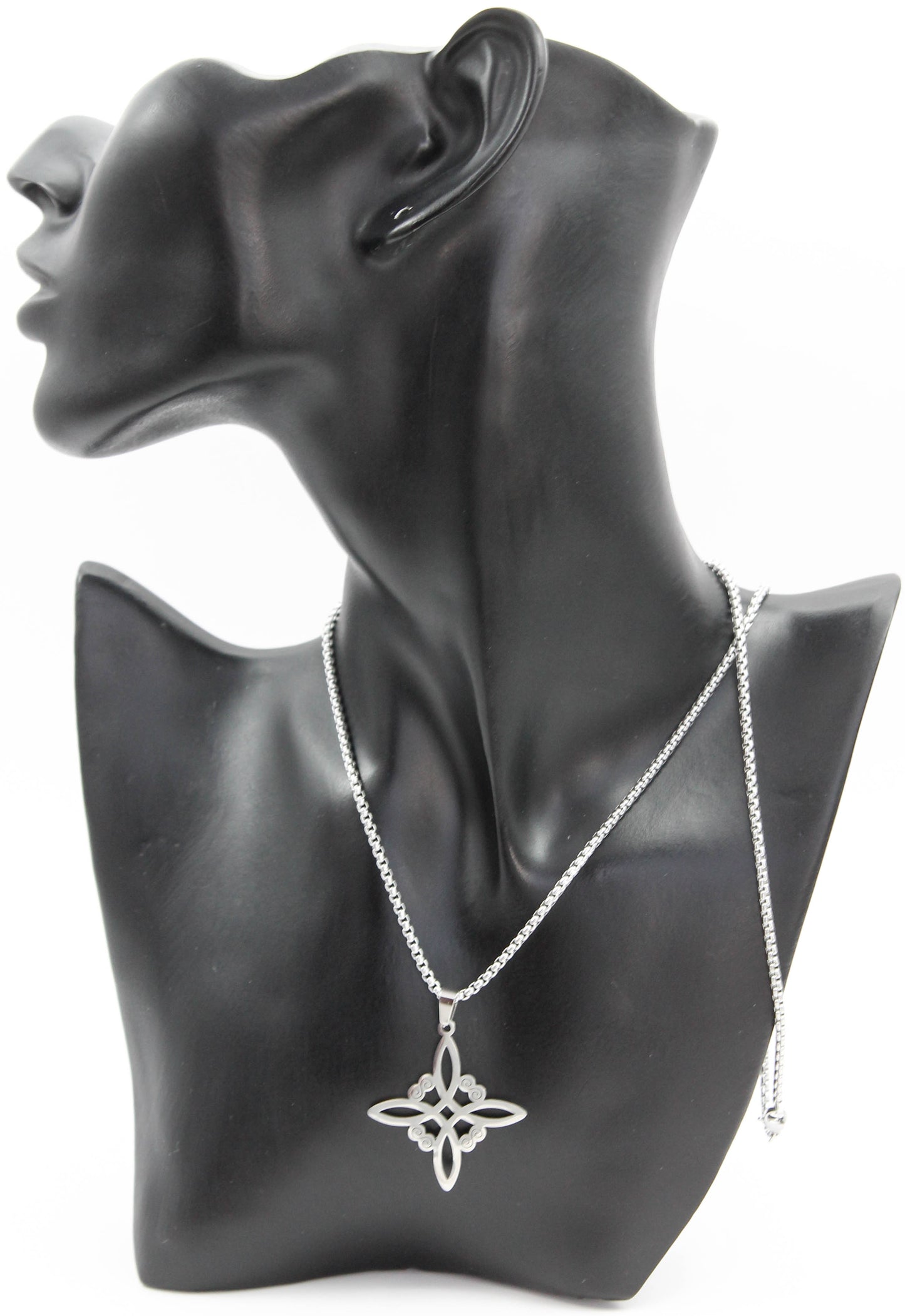 COLLAR NUDO DE BRUJA DIJE 35MM; CADENA 60CMS; TONO PLATEADO