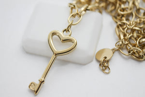 COLLAR LLAVE CORAZON 20 MM CADENA GRUESA, TONO DORADO