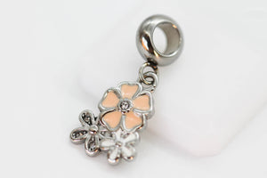 CHARM 3 FLORES COLGANTES BLANCAS Y ROSA