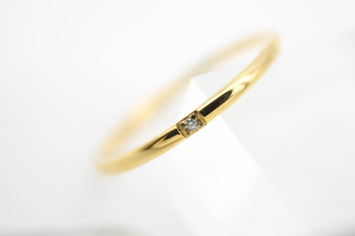 ANILLO MINIMALISTA TUBULAR ULTRA DELGADO SOLITARIO CIRCONIA AL INTERIOR; TONO DORADO