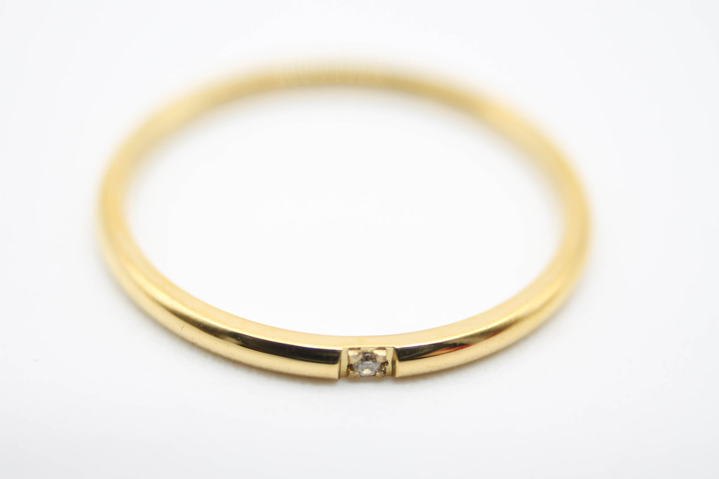 ANILLO MINIMALISTA TUBULAR ULTRA DELGADO SOLITARIO CIRCONIA AL INTERIOR; TONO DORADO