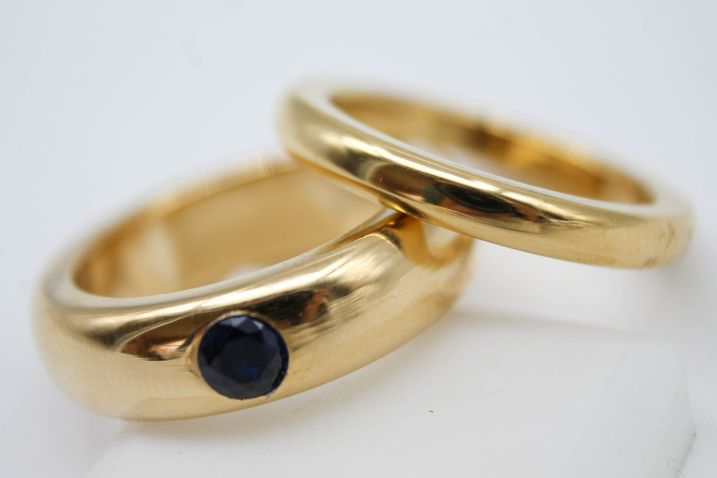 DOS ARGOLLAS CIRCONIA AZUL, TONO DORADO