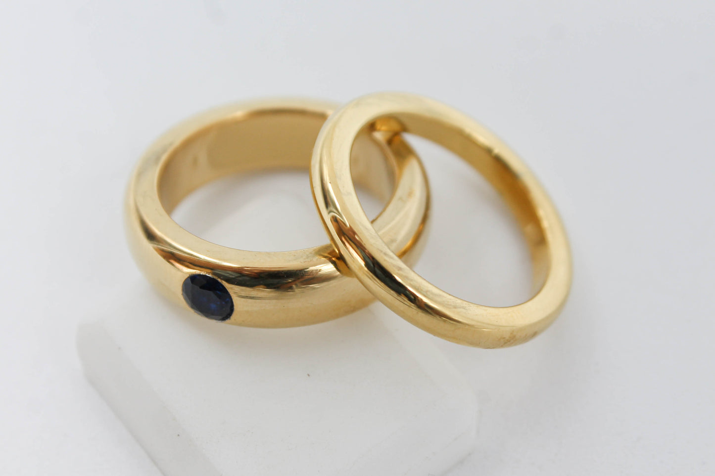 DOS ARGOLLAS CIRCONIA AZUL, TONO DORADO