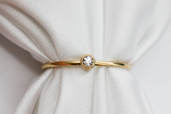 ANILLO SOLITARIO CIRCONIA DELGADO ELEGANTE GALA FIESTA ACCESORIOS NOCHE DORADO ACERO QUIRURGICO INOXIDABLE 316L REGALO MUJER DETALLE CALIDAD PRODUCTOS DE IMPORTACIÓN GUADALAJARA MÉXICO ENVÍOS DAMA JUVENIL MODA TENDENCIA DISEÑO GARANTÍA