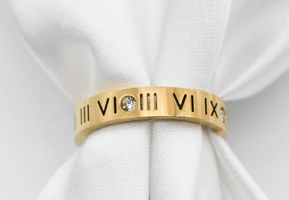 ANILLO NÚMEROS ROMANOS Y CIRCONIAS, TONO DORADO